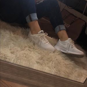 white nike tanjun running shoes